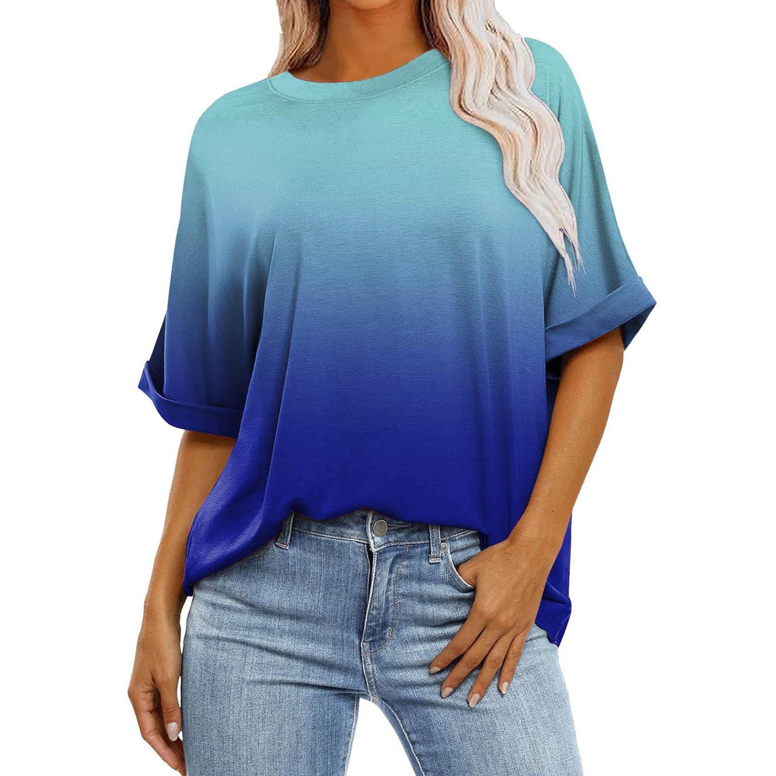 Женская свободная объемная футболка в градиентную полоску с круглым вырезом и длиной — фото 12