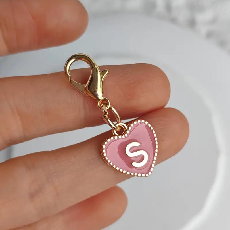 Gorąca sprzedaż 26 liter angielskich różowy dwustronny breloczek z brzoskwiniowym sercem w kształcie serca stopowy dodatek wisiorek