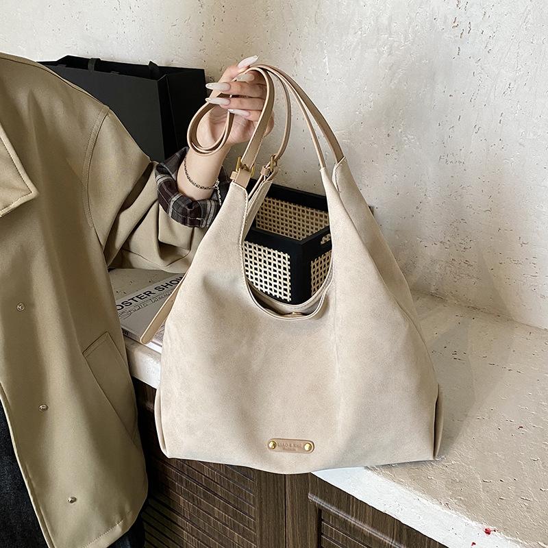 Stylish, Simple and High-end Single Shoulder Armpit Bag Women's New Super Soft Temperament Commuter Dumpling Oblique Span Bag