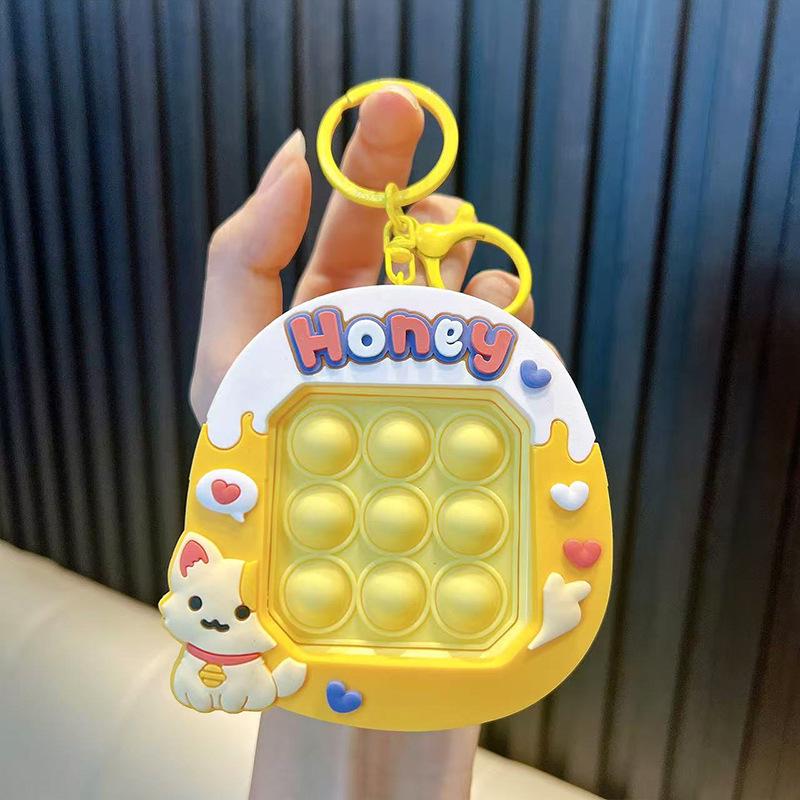 Cartoon Handheld Quick Push Game Keychain: Fun, Cute Bag Hanger & Stress Reliever жёлтый