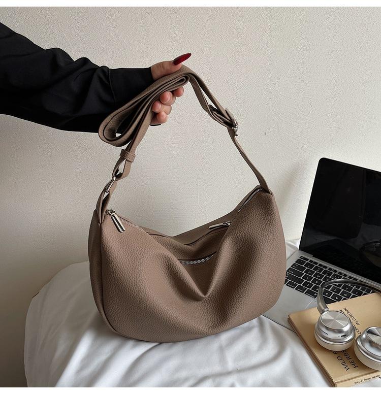 This Year's Popular Niche Design Shoulder Bag Women's 2025 New Fashion High-end Texture Messenger Versatile Dumpling Bag