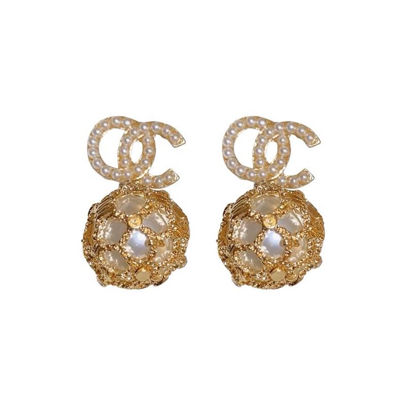 „Geometrische Ohrringe mit Silbernadel und Diamantperlen – High-End-Retro-Design“