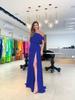 2023 Buntes One-Shoulder Abendkleid mit Schlitz und tailliertem Bund