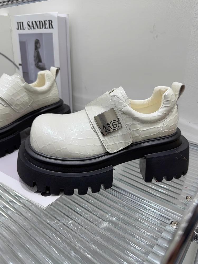 

Европейская станция женская обувь 2025 весна новая платформа на маффинах лоферы на липучках британский стиль лакированная кожа обувь для ленивых прилив 35 белый