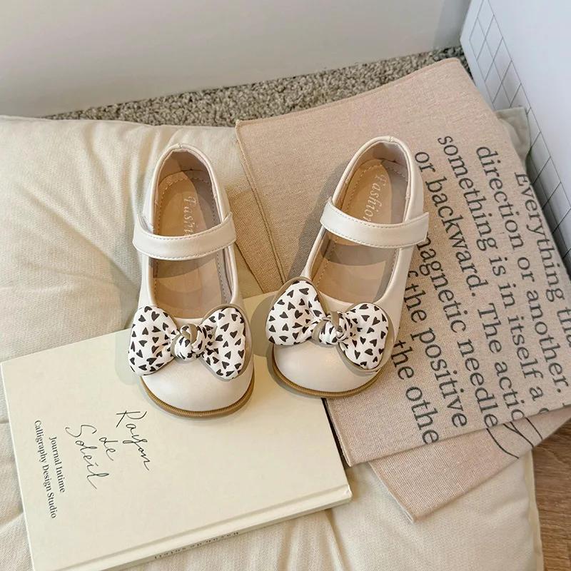 

Повседневные туфли на плоской подошве для девочек с бантом Sweet Love Bow, новинка 2024 года, туфли принцессы для девочек, мягкая подошва, детские кожаные туфли, однотонные, универсальные 26 бежевый