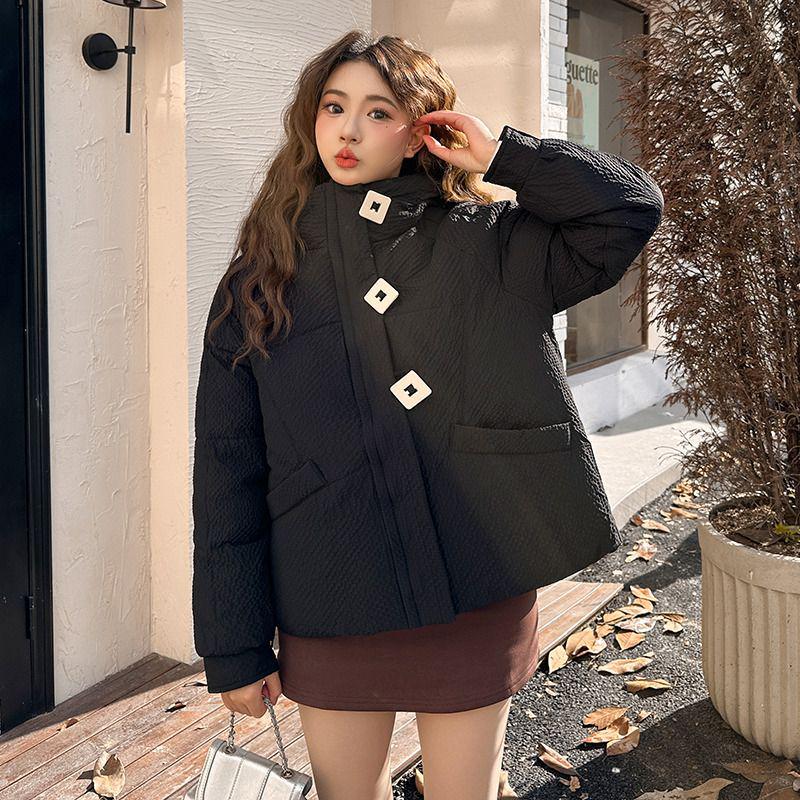 

Женская короткая пуховая хлопковая куртка 2025: Новое свободное зимнее пальто с капюшоном в корейском стиле, утолщенная верхняя одежда для миниатюрных 2XL 72.5-80 kg чёрный