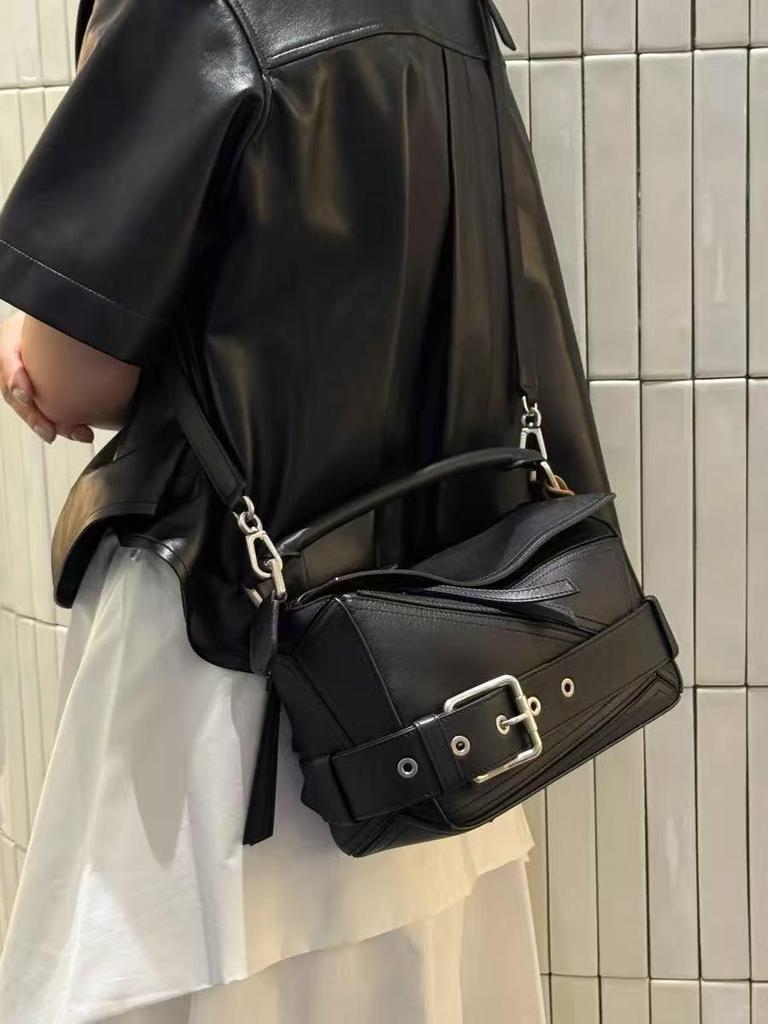 Damen Crossbody-Tasche aus echtem Leder mit geometrischem Patchwork und Biker-Stil Gürtelschnalle