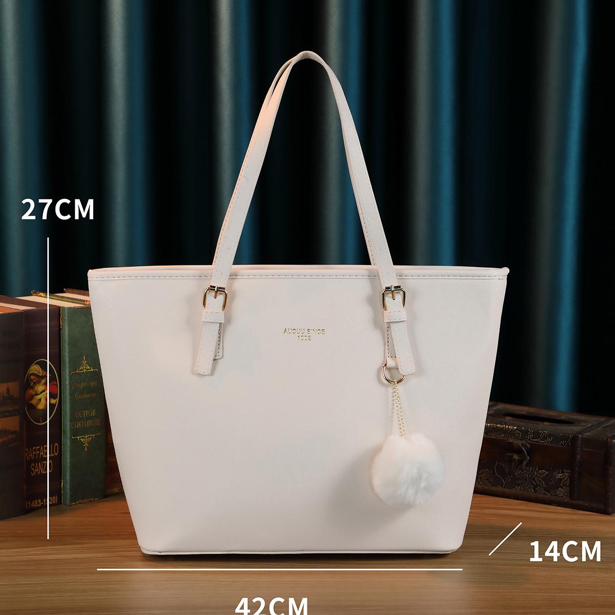 

Women s Large Capacity Retro Handbags: Fashionable European and American Style Tote and Shoulder Bags