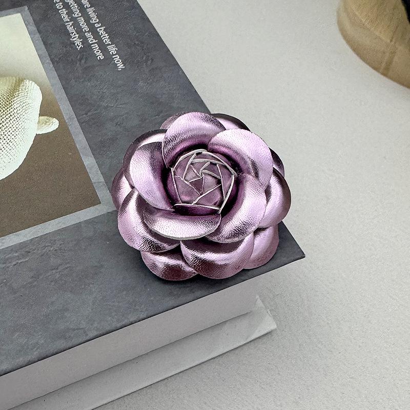 Elegant Golden Camellia Flower Brooch: Stylish Retro Leather PU Accessory светло-фиолетовый