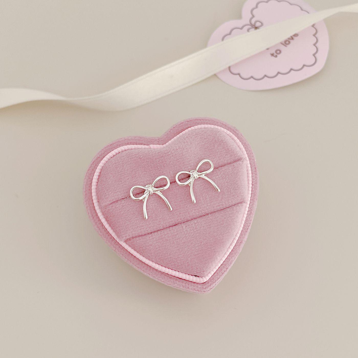 

Изысканные женские серьги-бантики из серебра 925 пробы — универсальная повседневная одежда