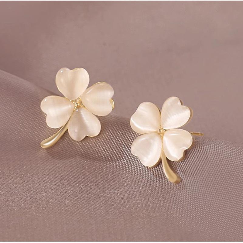 High-End Four-Leaf Clover Cat's Eye Stud Earrings for Women: Elegant and Versatile Fashion Jewelry.