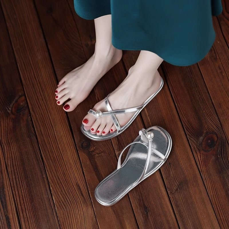 A Versatile Soft-soled Flip-flop for Women A New Style of Fashionable Flat Shoes for Outerwear