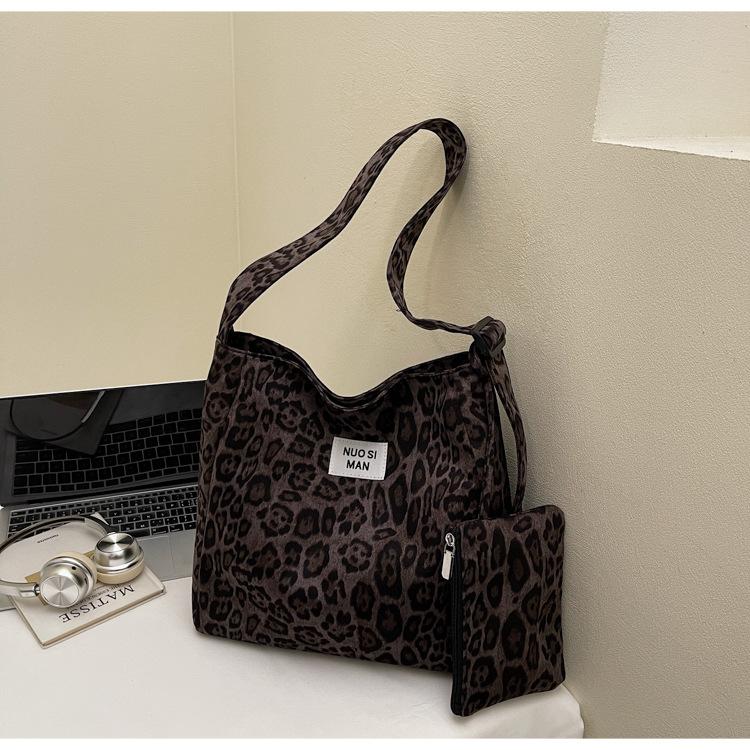 

Large-capacity commuter tote bag women s 2025 new Korean version leopard print commuter bag casual simple shoulder messenger bag зелёный
