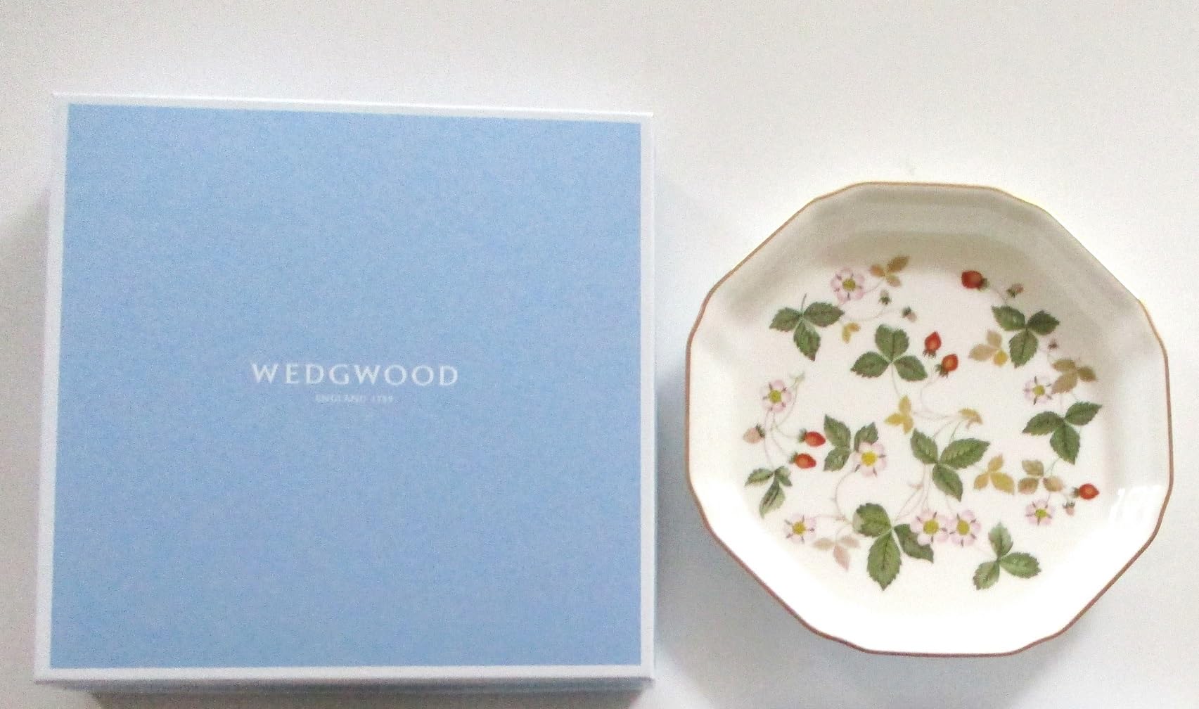 

Wedgwood Gift Wild Strawberry Octagonal Dish (S) [Parallel Import]