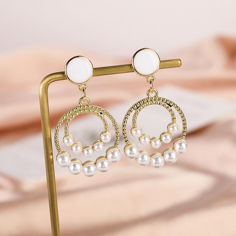 Boucles d'oreilles à tige en perles de fleur de vent parfumées à petite aiguille argentée, boucles d'oreilles légères et luxueuses, style célébrité, style rétro élégant et tendance