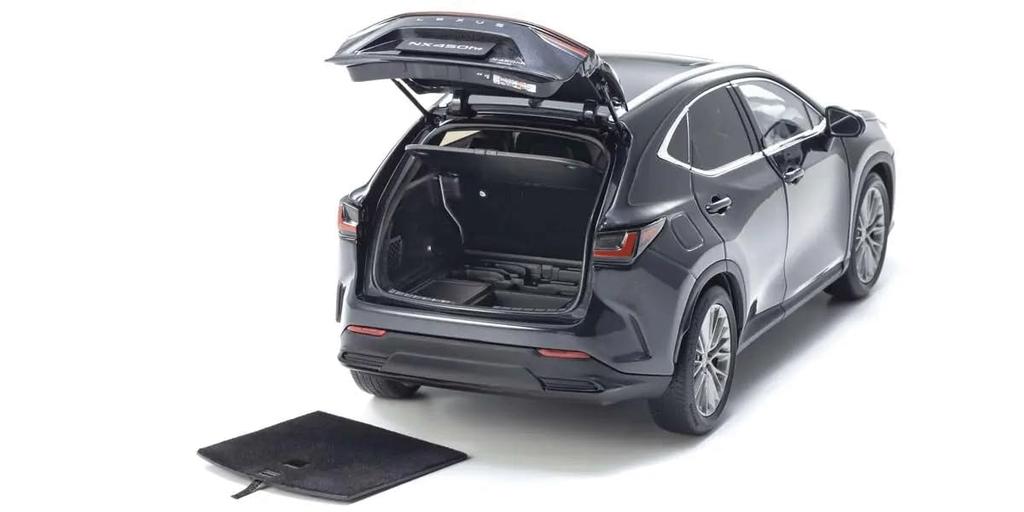 Originální model Kyosho Lexus NX v grafitově černém provedení, hotový produkt v měřítku 1:18, 450 h+