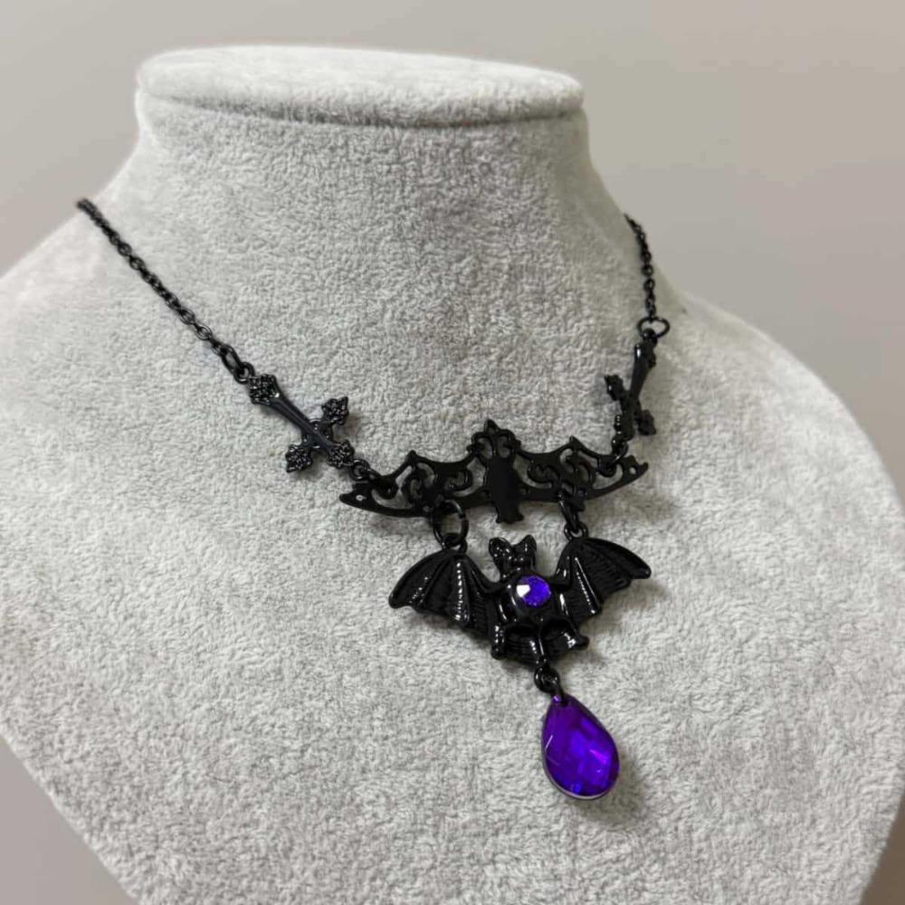 Collier Pendentif Croix Chauve-souris avec Pierres Précieuses Violettes Rouges en Forme de Larme Victoria pour Femmes Halloween Punk Gothique Sorcière Choker Bijoux