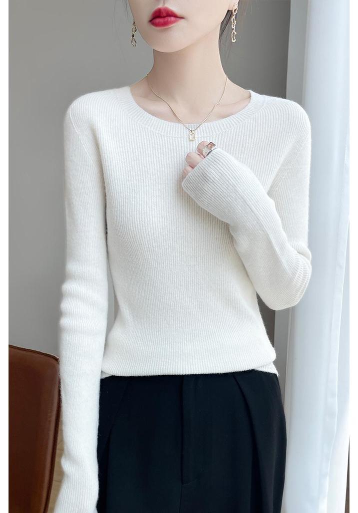Round Neck Loose Fit Sweater with Seamless Knitting Technology - Comfortable and Slimming Design.