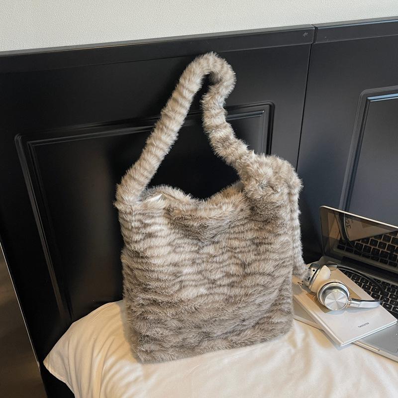 Large Capacity Fluffy Bag Women's Autumn New Casual Soft Surface Fluffy Shoulder Bag Portable Tote Bag
