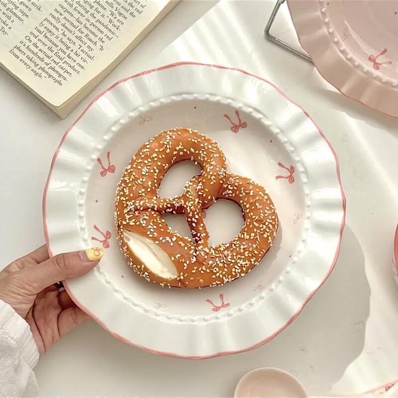 Кремовая Керамическая Тарелка для Десерта с Бантом и Точками-Жемчужинами