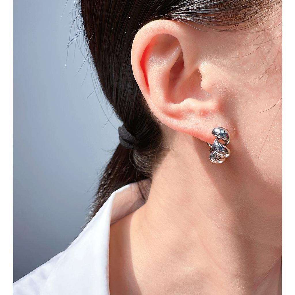 Classic Versatile Spiral Twist Small Ear Buckle Fashionable Personality Versatile Round Earrings Female Commuter 746
