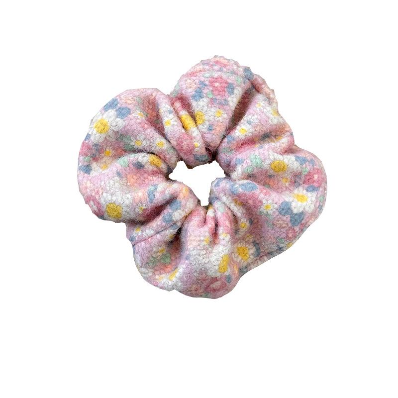 The Atmosphere Is Filled with Pink Floral Large Intestine Rings, Sweet Hair Bands, and A Girlish, Elegant Low Ponytail Hair Tie