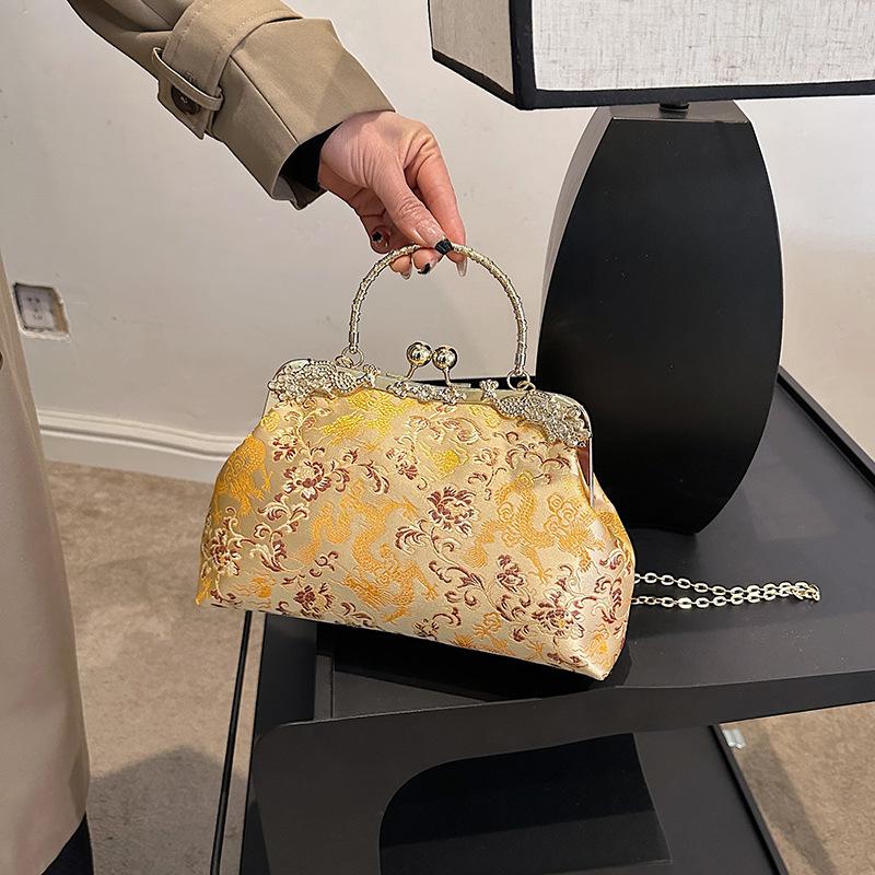 2025 Neue Muscheltasche im chinesischen Stil Kettentasche Nietenhandtasche Jahr des Drachen Aufdruck Damen Schultertasche Umhängetasche