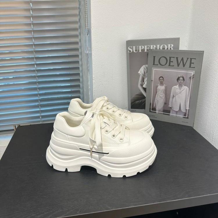 Star with the Same Thick-soled White Shoes, Women's 2025 New Autumn Leather Shoes, Versatile Casual Black and White Heightening Board Shoes
