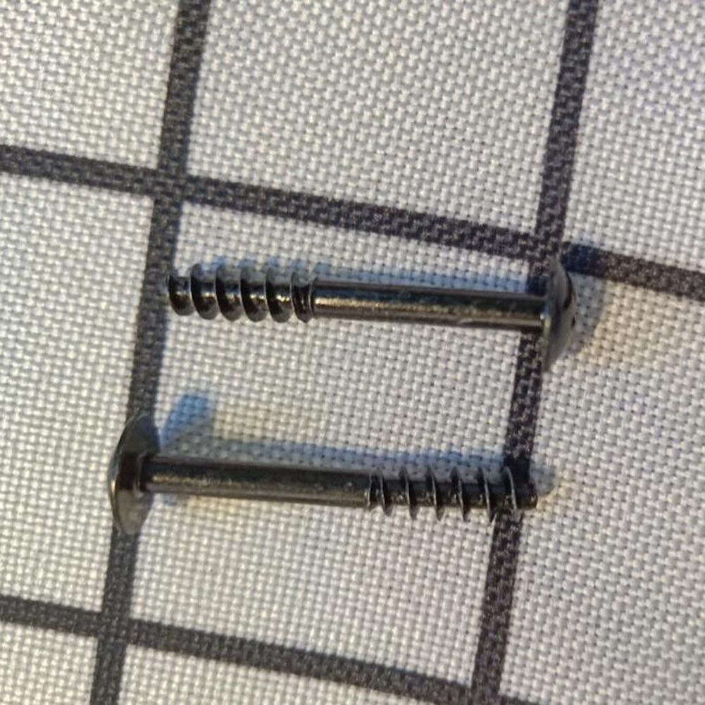 Upevňovací šroub víka 34 mm X 5 mm Nádobka na příslušenství