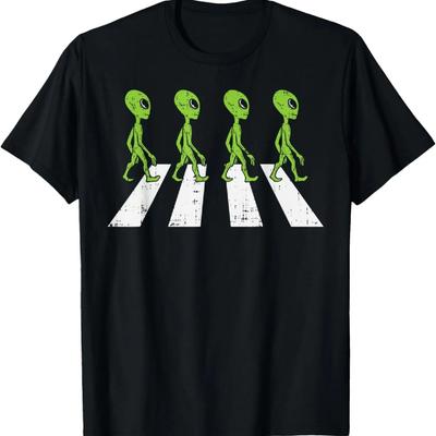 Aliens Crossing Road Funny Crosswalk Pun Space Lover Gift T-Shirt