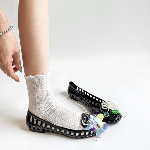 

Модные плоские сандалии Летние каблуки 2025 Женские Без Девочек Пластиковые Стразы Новые Наружные Цветы Скандалы Цветочные Сандалии со Стразами 35