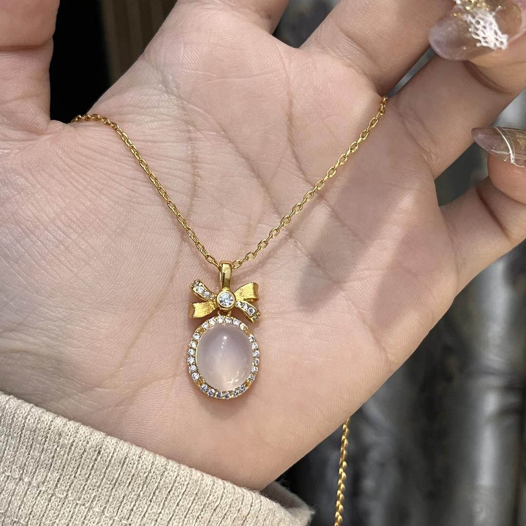 Princess On The Run Natural High Ice Chalcedony Little Pigeon Egg Face Bow Pendant Necklace Light Luxury Lock