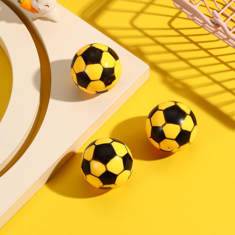 Süßer Cartoon-Fußball-Bleistiftspitzer - Buntes Einloch-Design