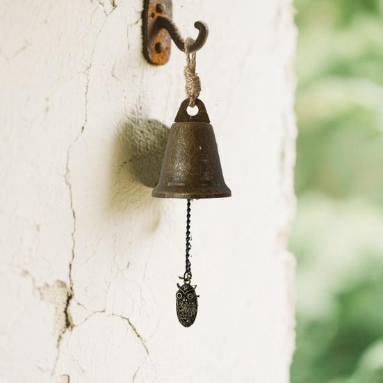 Vintage Hanging Bell Rustic Metal Wind Chime Retro Hanging Wind Bell with Owl or Leaf Pendant for Home Entrance Farmhouse Garden Decoration