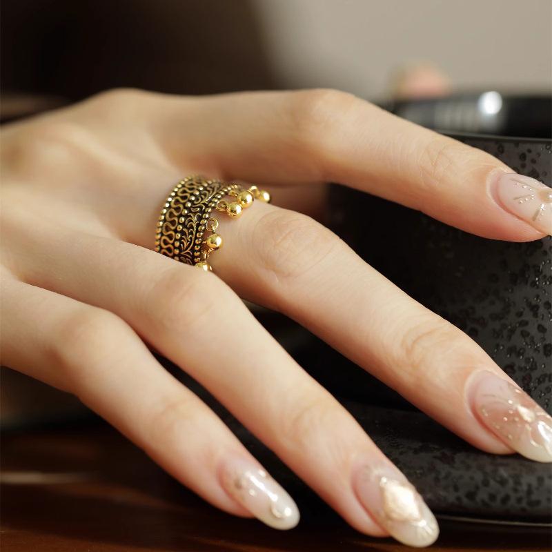 Nischen-Retro-Ring mit schweren Perlenquasten, distressed antikes Design, hohle Spitze, kreatives geometrisches Design, Party- & Alltagsring