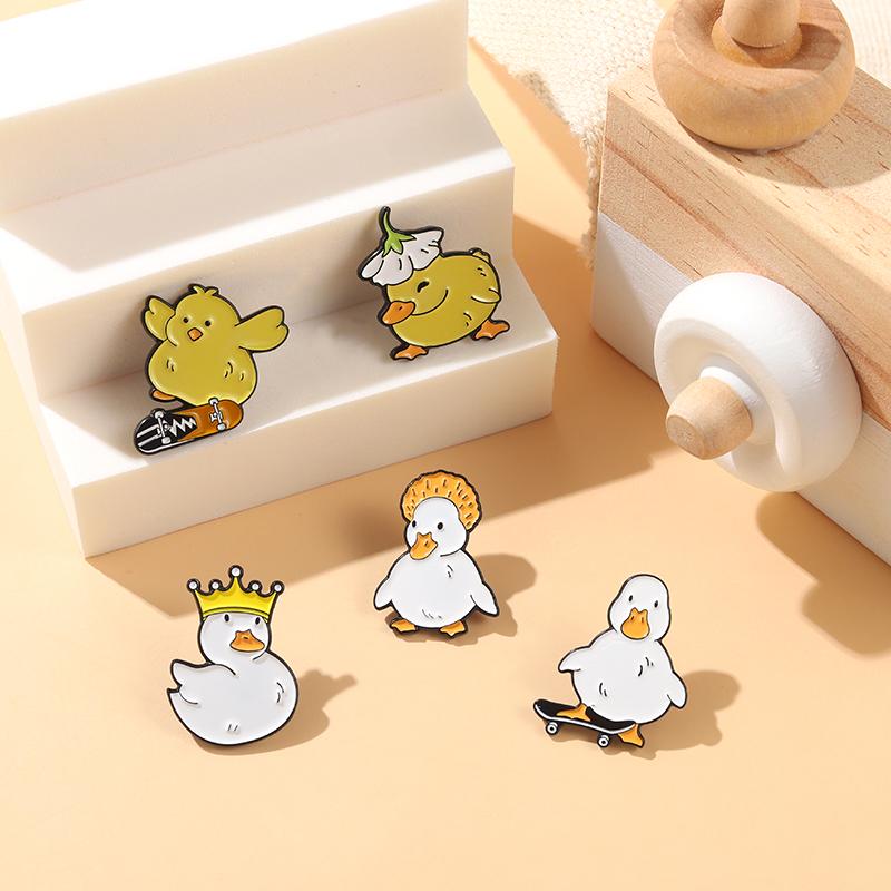 Liebevoller Tier Emaille Pin Custom Unartig Skate Gans Ente Huhn Brosche Tasche Revers Pin Cartoon Lustige Anstecknadel Schmuck Geschenk für Kind