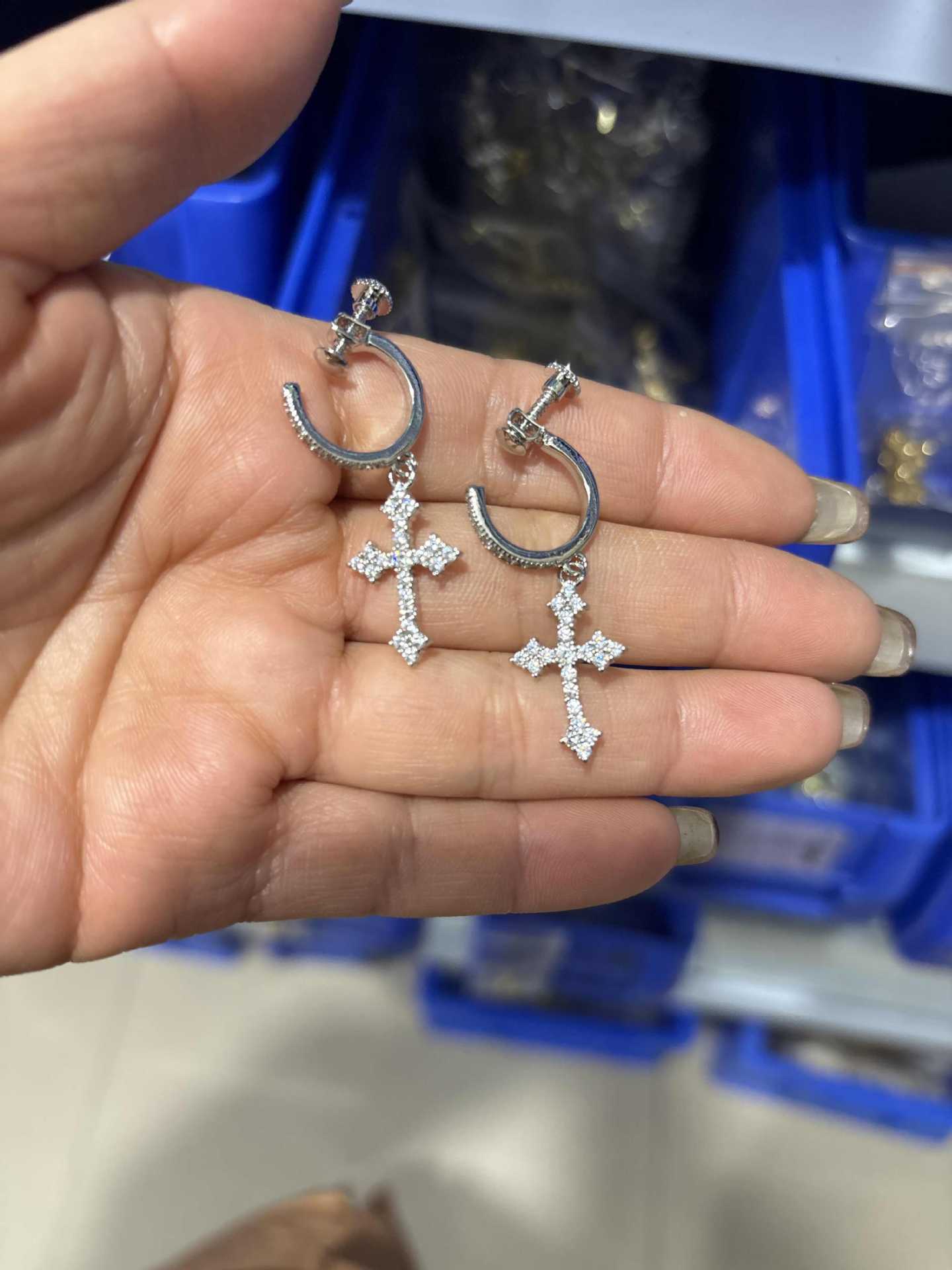 

Hip Hop Spiral Buckle Cross Earrings Men s Street Versatile Zircon Nightclub Earrings Wind Earrings