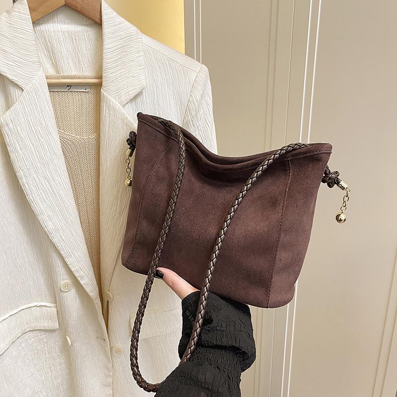 Suede bag women's large capacity 2025 new autumn and winter retro messenger bag popular commuter bucket bag this year