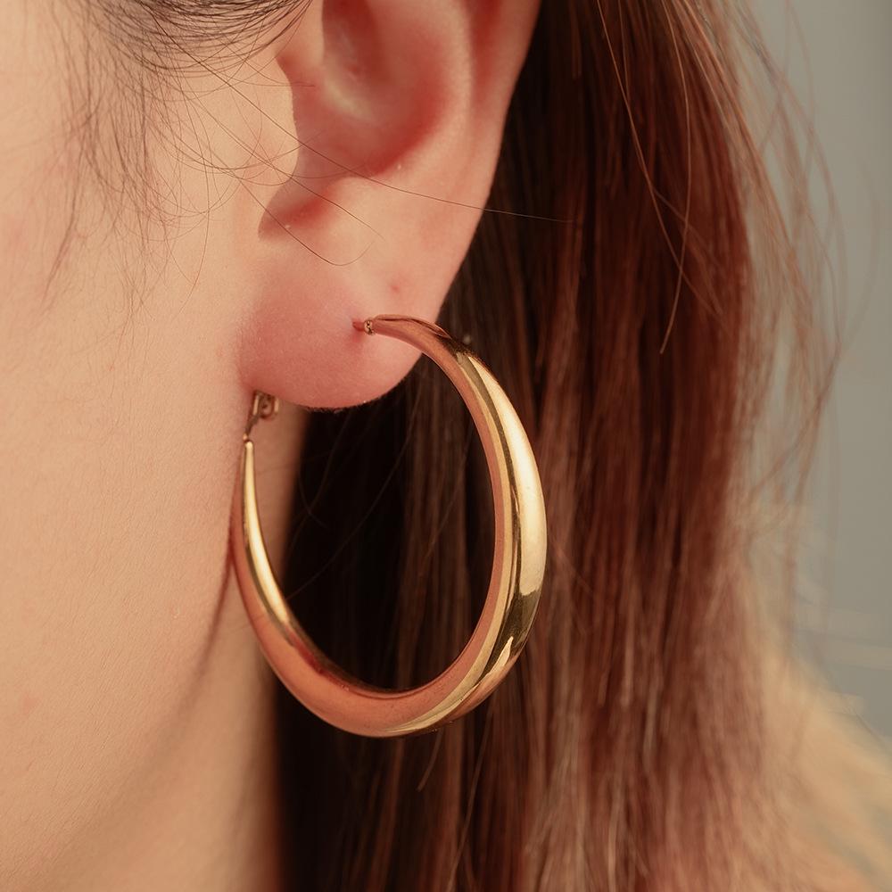 European & American Hollow Stainless Steel Earrings - Light Luxury High-End Ear Cuffs for Women, Versatile Slimming Style.