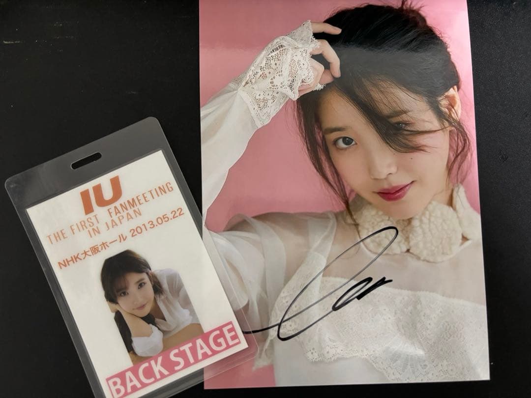 

[USED] IU autographed photo