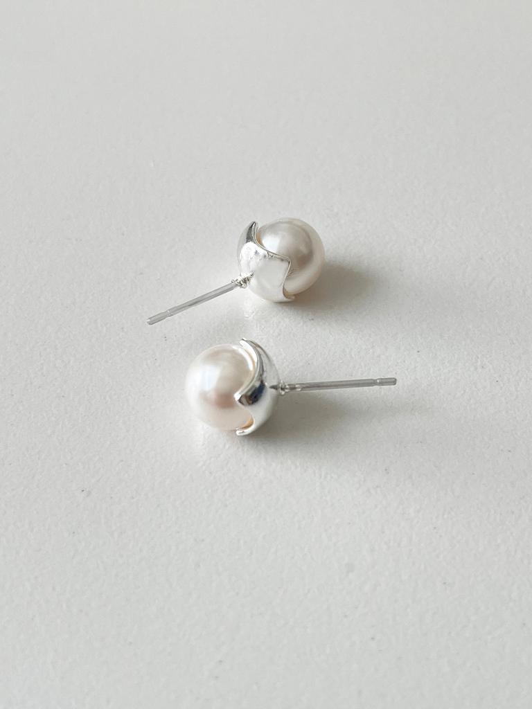 Elyona Elyona Light Back Pearl Earrings 8Mm Pearl Earrings For Formal Wear (Gold/Silver)