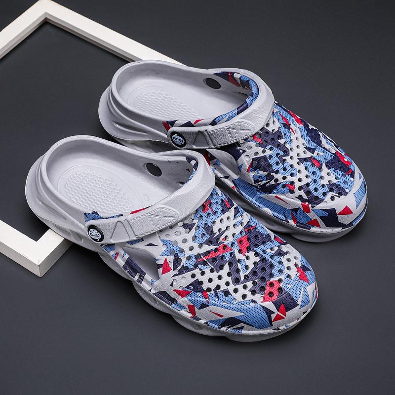 Fashion UMale and Female Summer Beach Sandals Leisure Garden Clogs Outdoor Wide Toe Cross Sandals Toe Caps Anti Slip Shower Slippers