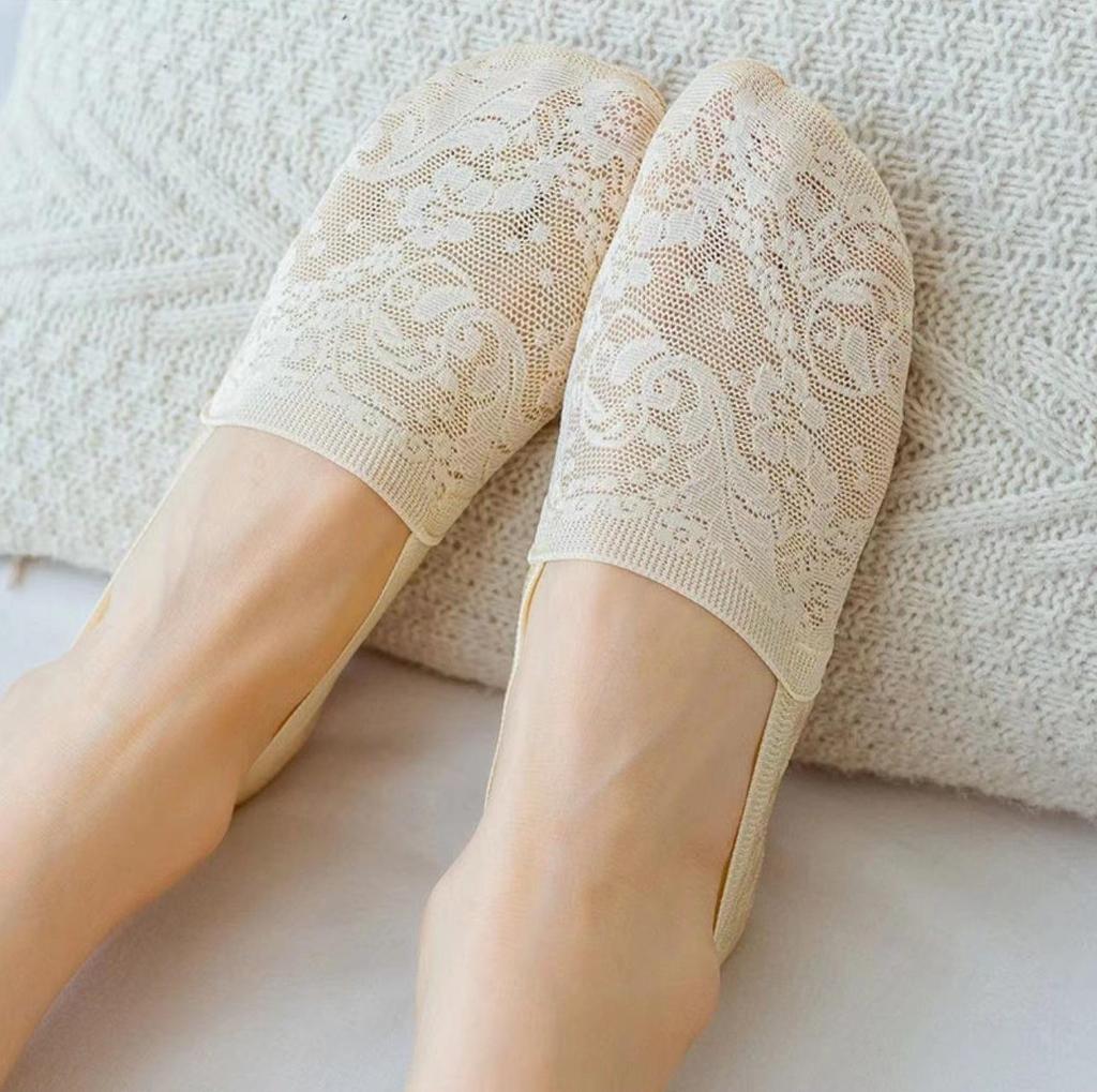 New Summer Women's Lace Boat Socks with Silicone Grip, Breathable Mesh Design and Invisible Finish.