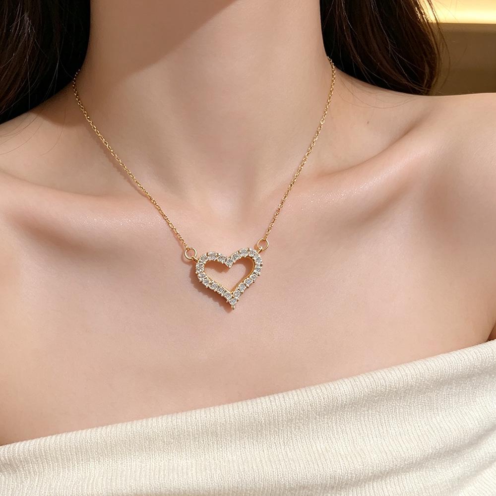 Elegant Zirconia Heart Necklace: Sparkly Full Circle Design, French Princess Style, Simple Clavicle Chain for Women