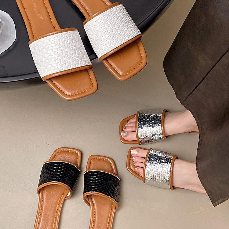 Slippers women's summer wear 2025 new French temperament with skirt one-word drag flat-bottomed non-slip beach cool slippers