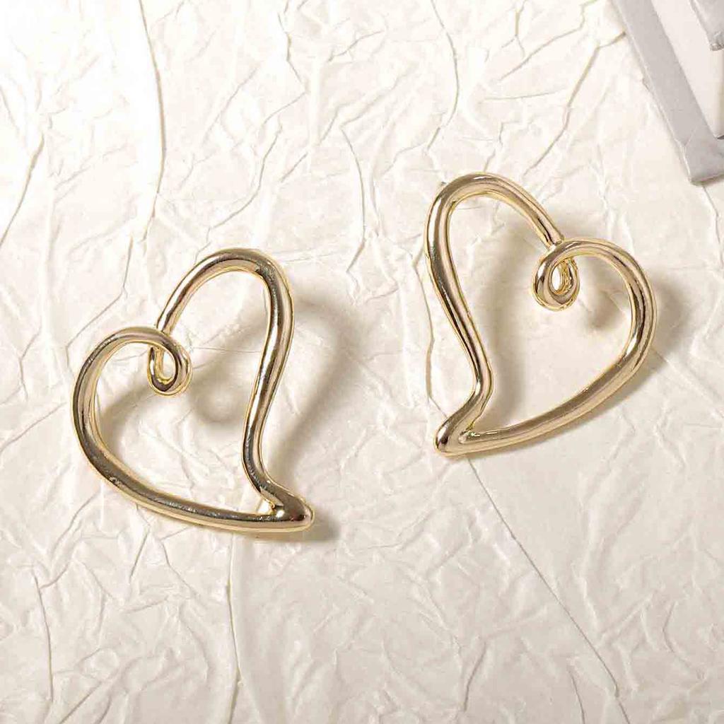 Simple and creative design sense Hollow personality Alloy love stud earrings Elegant and versatile Valentine's Day fashion