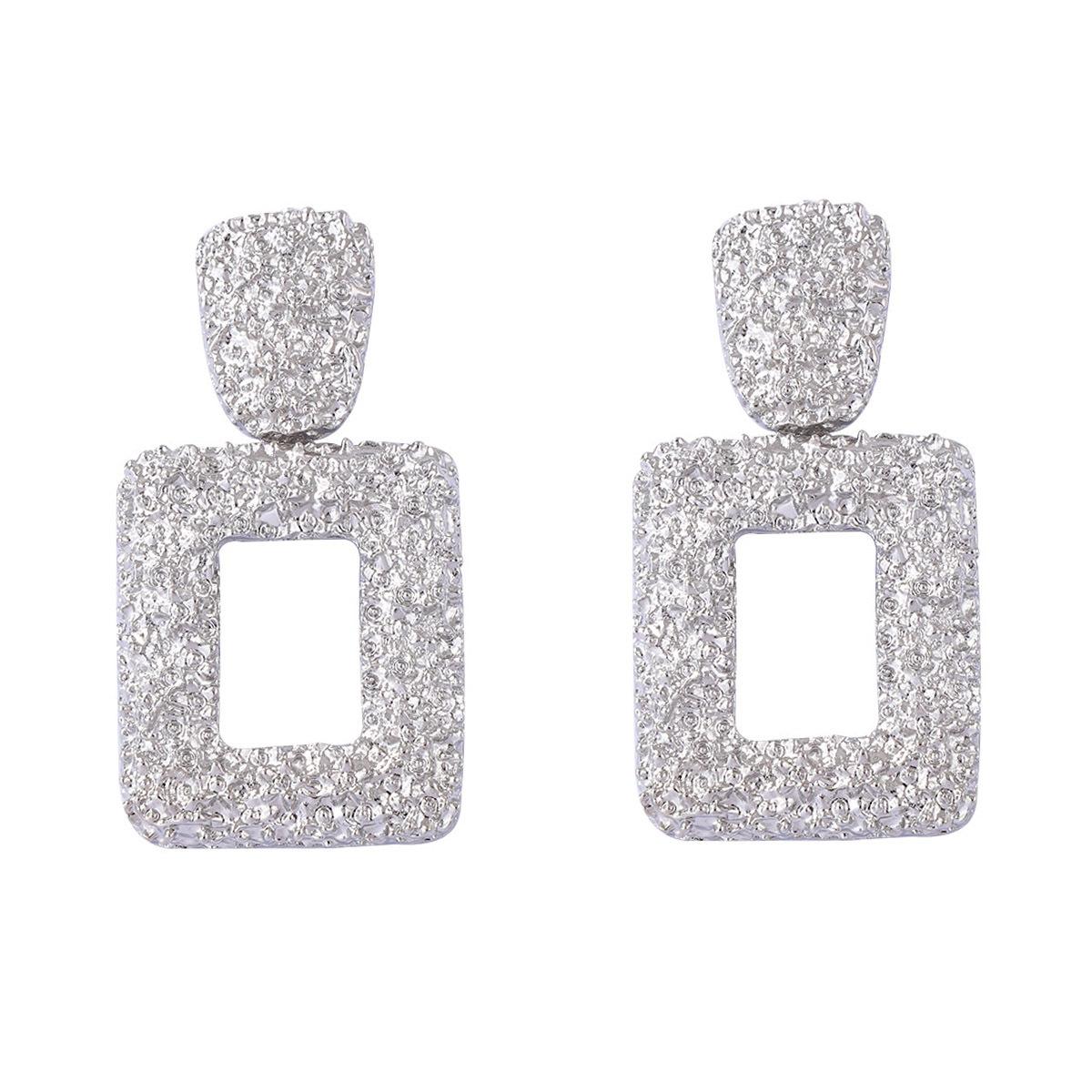

Simple, light luxury and high-end feel, exaggerated geometric square hammer-textured alloy ear studs, elegant and versatile