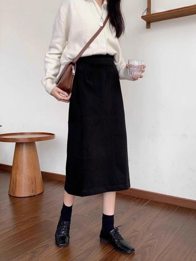 Women's High Waist Wool A-line Skirt: Slimming, Versatile, Black, Slit, Hip-Covering, Autumn/Winter 2025.