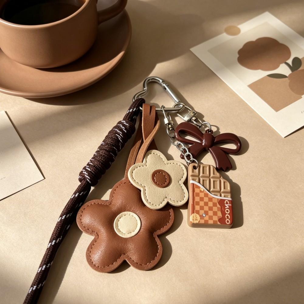 Bloemig Leer Tasbedeltje, Gevlochten Koord & Acryl Chocolade Strik, Schattig Voedsel Bloemen Accessoire voor Dames Meisjes Tasbedeltje bruin