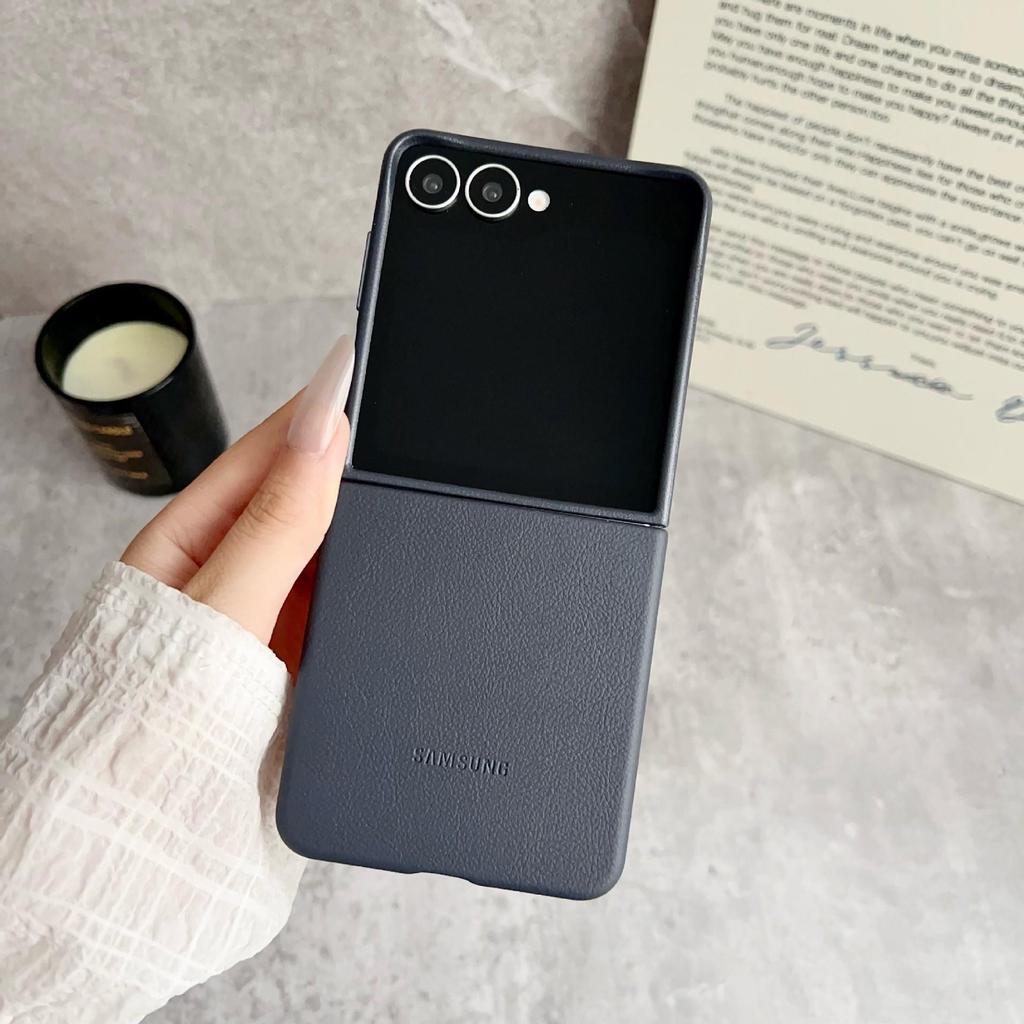 Samsung Z Flip7 Mágneses Bőr Telefon Tok - Teljes Fedés, Egyszínű Védő Hátlap.